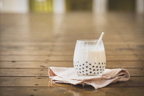 透明なグラスのタピオカドリンクでティータイム