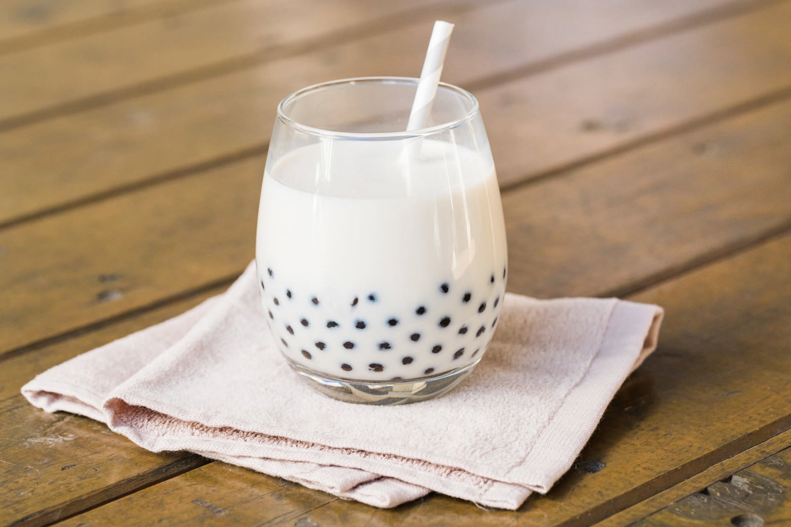カフェのテーブルに置かれたタピオカミルクティー