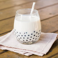 人気だけど高カロリーのタピオカミルクティーの写真