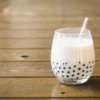 タピオカたっぷりのミルクティー、カフェドリンクの写真