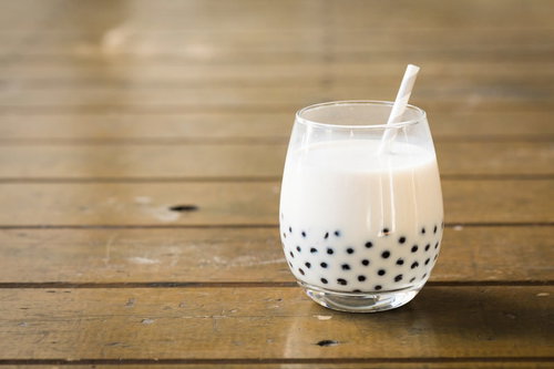 タピオカたっぷりのミルクティー、カフェドリンク