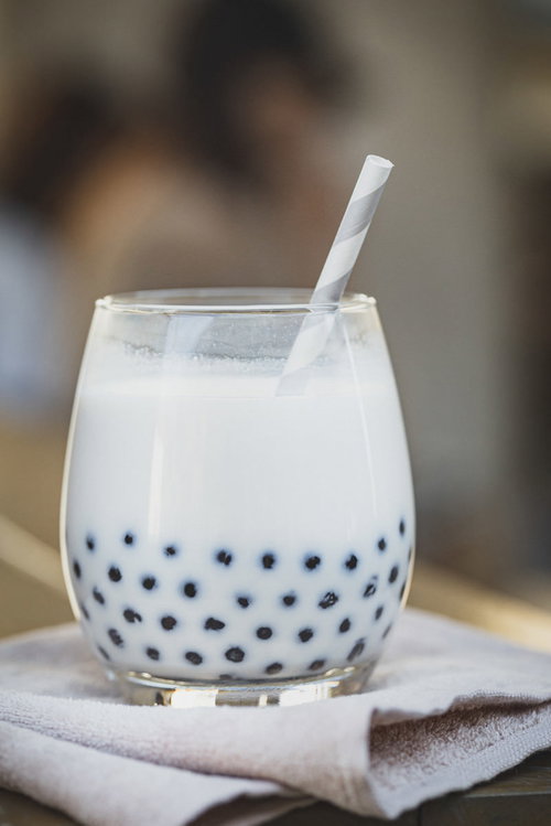 透明なグラスに入ったタピオカミルクティー