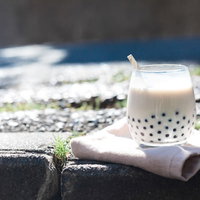 カフェで楽しむタピオカドリンクの写真
