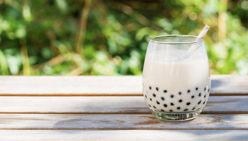 ブラックタピオカがたっぷり入ったミルクティのグラス