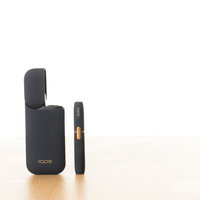 ネイビーカラーの加熱式たばこキット（IQOS）の写真