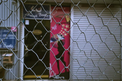 再開発で設置されたチェーンフェンスと閉鎖された店舗（立石駅北）