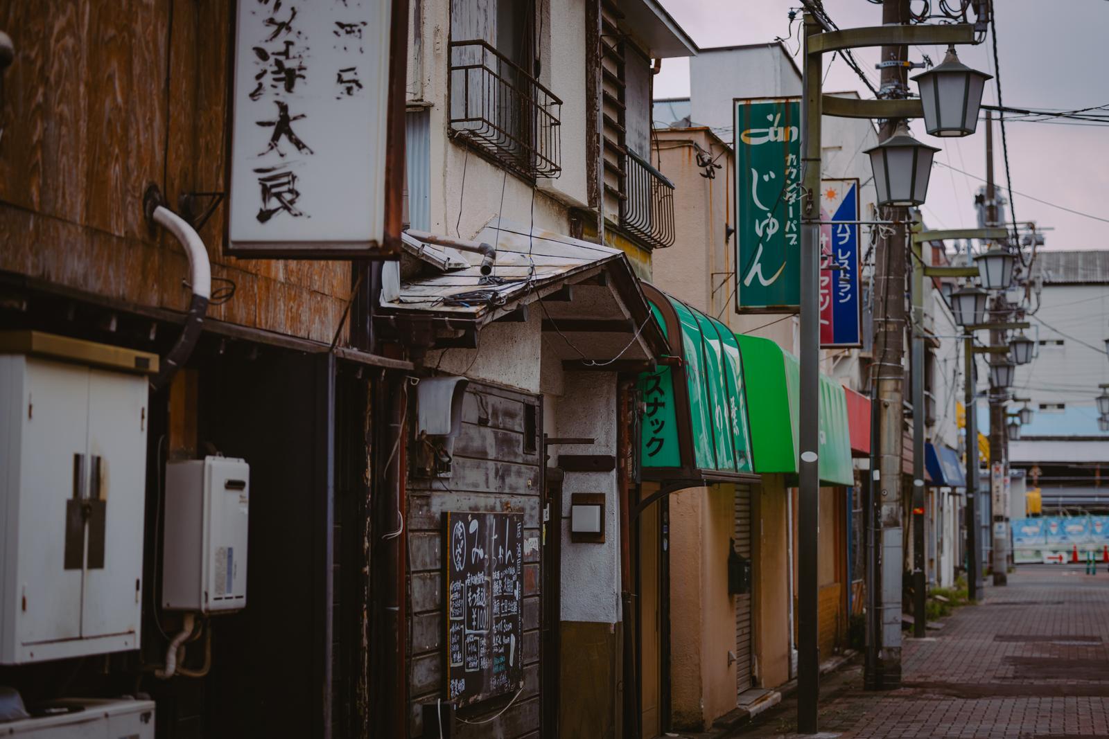 再開発で閉鎖された立石の古い商店街通り。両側に並ぶ閉店した店舗の看板と建物
