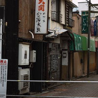 再開発で侵入禁止となった立石すずらん通りの商店街の町並みの写真