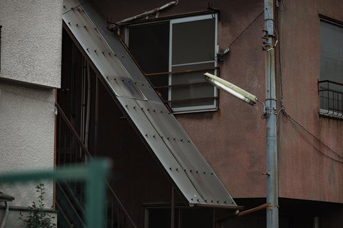 古いアパートと古い街灯、再開発エリアの風景