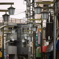 再開発予定のすずらん通りに並ぶ街灯と商店街の写真
