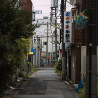 再開発地域の立石4丁目付近、商店街の路地の写真