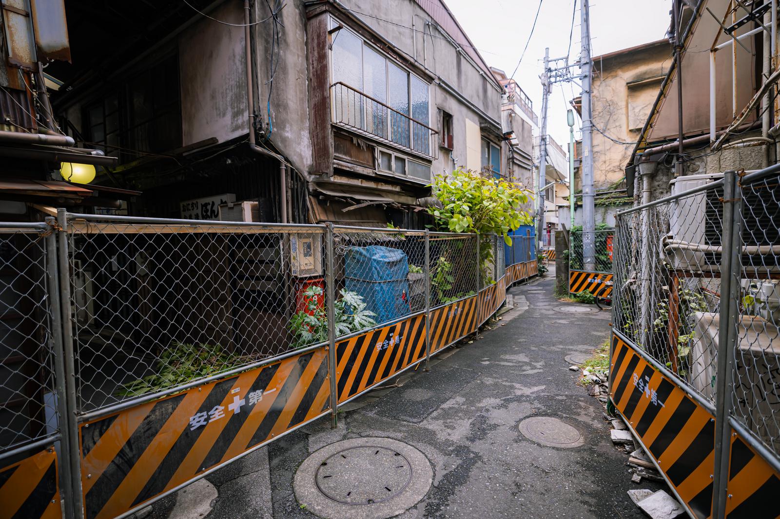 立石駅北側の昭和レトロ建物に囲まれた再開発フェンスのある路地
