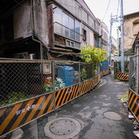 立石駅北側の昭和レトロ建物と黄黒フェンスで囲まれた再開発現場の写真