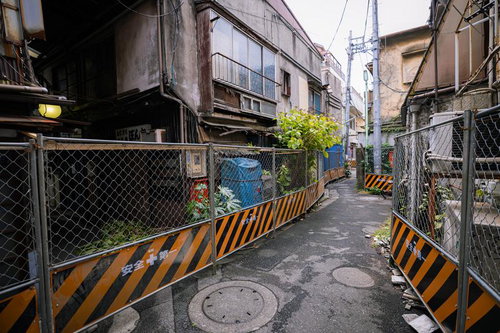 立石駅北側の昭和レトロ建物と黄黒フェンスで囲まれた再開発現場