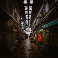 立石仲見世通り商店街のアーケード通りと駅前風景の写真