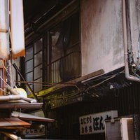 再開発地域の立石に建つ古い商店街の風化した木造建物の写真