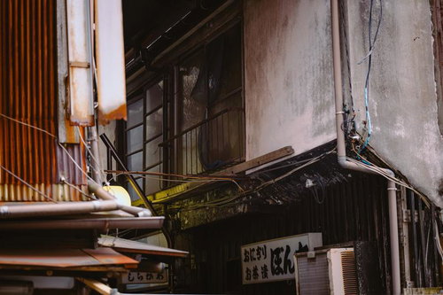 再開発地域の立石に建つ古い商店街の風化した木造建物