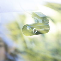 車内フロントガラスに取り付けられたドライブレコーダーの写真