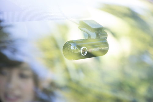 車内フロントガラスに取り付けられたドライブレコーダー