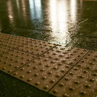 雨の日の点字ブロック（視覚障害者誘導用ブロック）の写真
