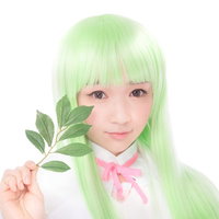 薬草を持って微笑む薬剤師少女の写真