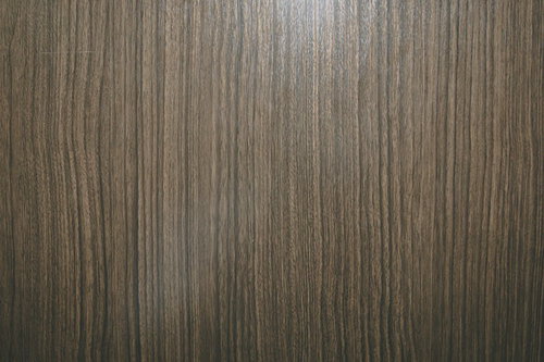 縦に流れる木目模様の板壁