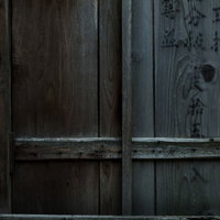 古い木造建物の閉まった木の窓の写真