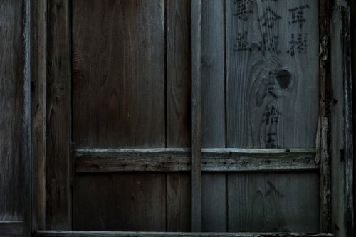 古い木造建物の閉まった木の窓