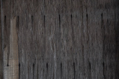 風化して劣化したグレーの古材板のテクスチャー