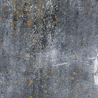 グレーのコンクリート壁に設置された排水管の写真