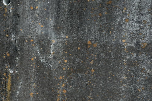 ひび割れと汚れが目立つグレーコンクリート外壁