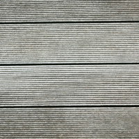 足場に使われる天然木の板のテクスチャーと木目の風合いの写真