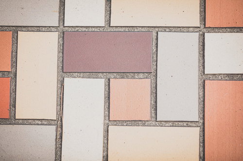 形の違うタイルが不規則に組み合わさった床面