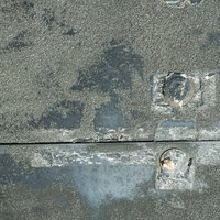 標識ポールを撤去した跡が残るコンクリート（テクスチャー）の写真