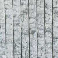 縦の目地が目立つグレーのタイルの壁の写真