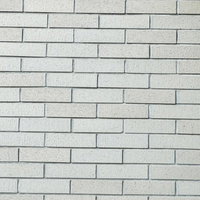 新調したグレーのレンガ調タイルの壁面デザインの写真