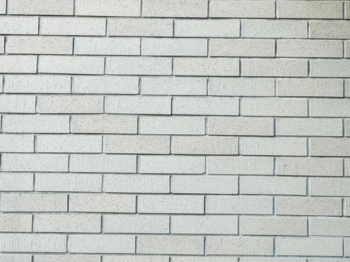 新調したグレーのレンガ調タイルの壁面デザイン