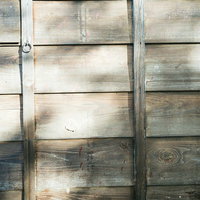 光と影が織りなす影が映る板壁テクスチャーの写真