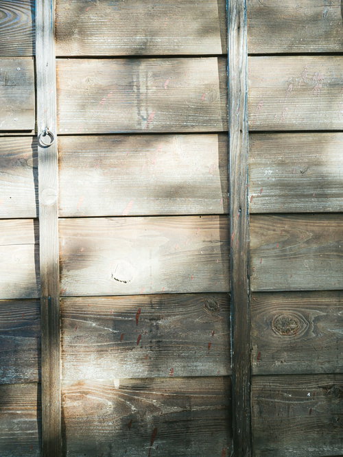 光と影が織りなす影が映る板壁テクスチャー