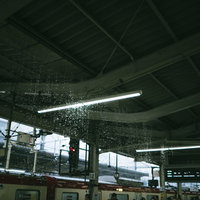 豪雨で駅ホーム内が水浸しになった状況と浸水被害の写真