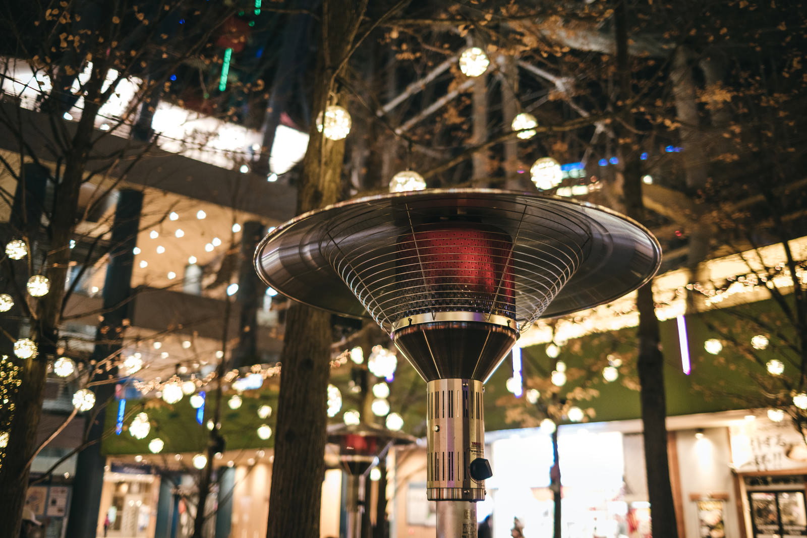 夜の屋外に設置されたパラソルヒーター