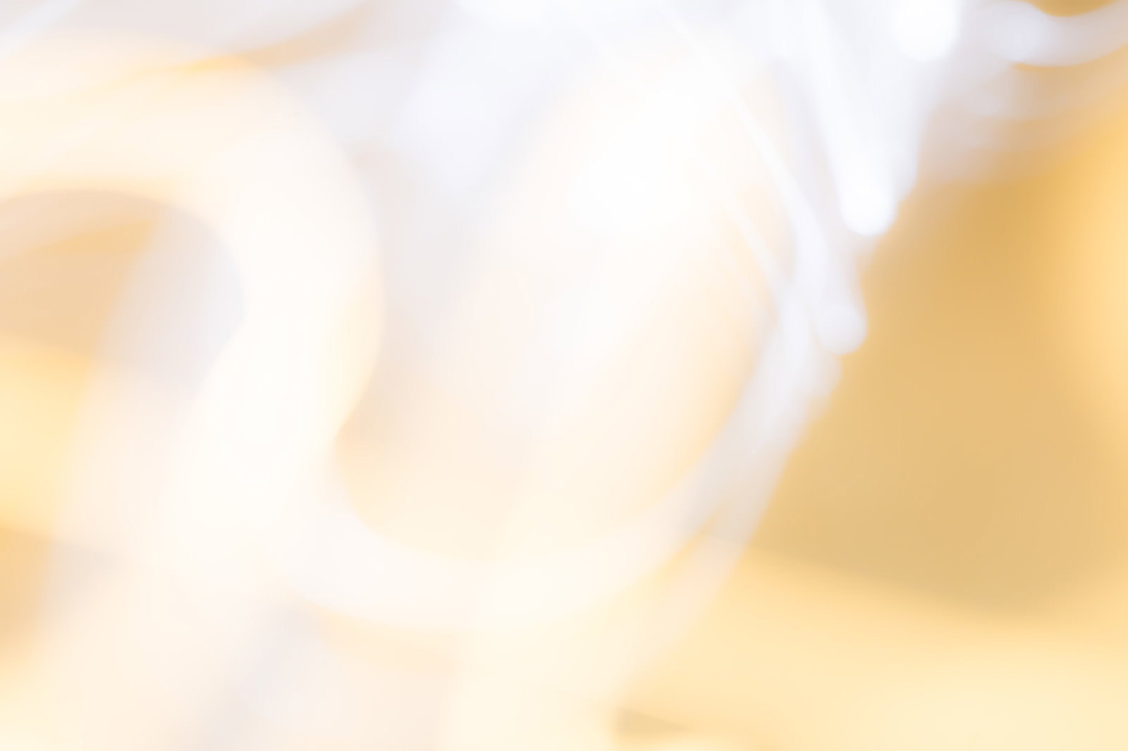 暖色の光がやわらかくぼけたグラデーション背景