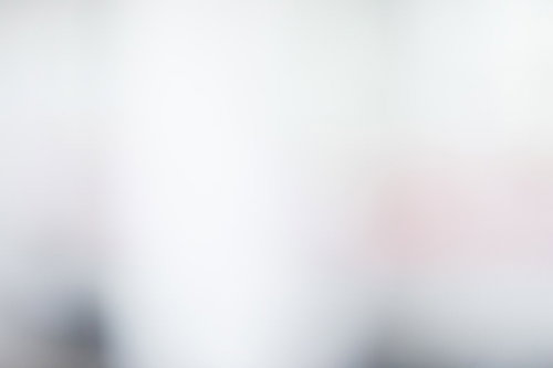 柔らかな光が広がる灰色のボケ背景。デザイン制作に最適な