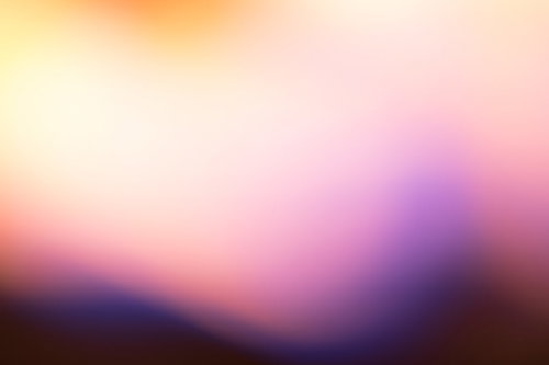 不気味な紫の光がぼけて広がる暗い背景