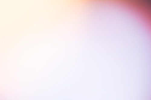 薄い紫の光の薄暗いボケ背景