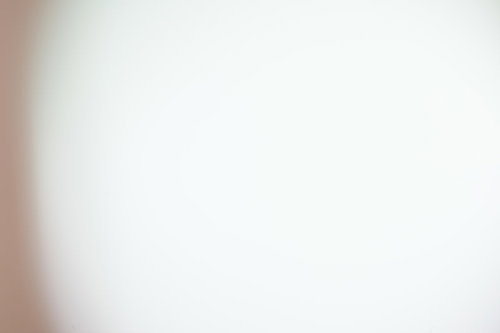 柔らかなボケと光が広がるマットな光の背景