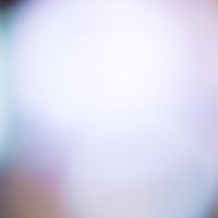 ピンボケした暖色の光がぼんやりと広がる背景の写真