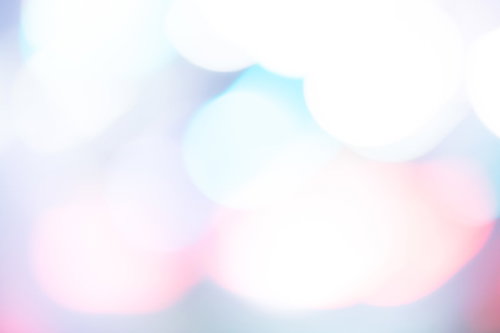 淡くボケる光の中のカラフルなフレア