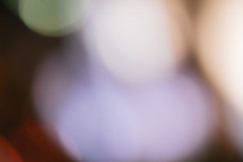 夜の街灯が丸くボケた暖色の光