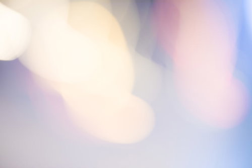 淡いボケた街明かりとネオンの光が優しく重なる夜景背景